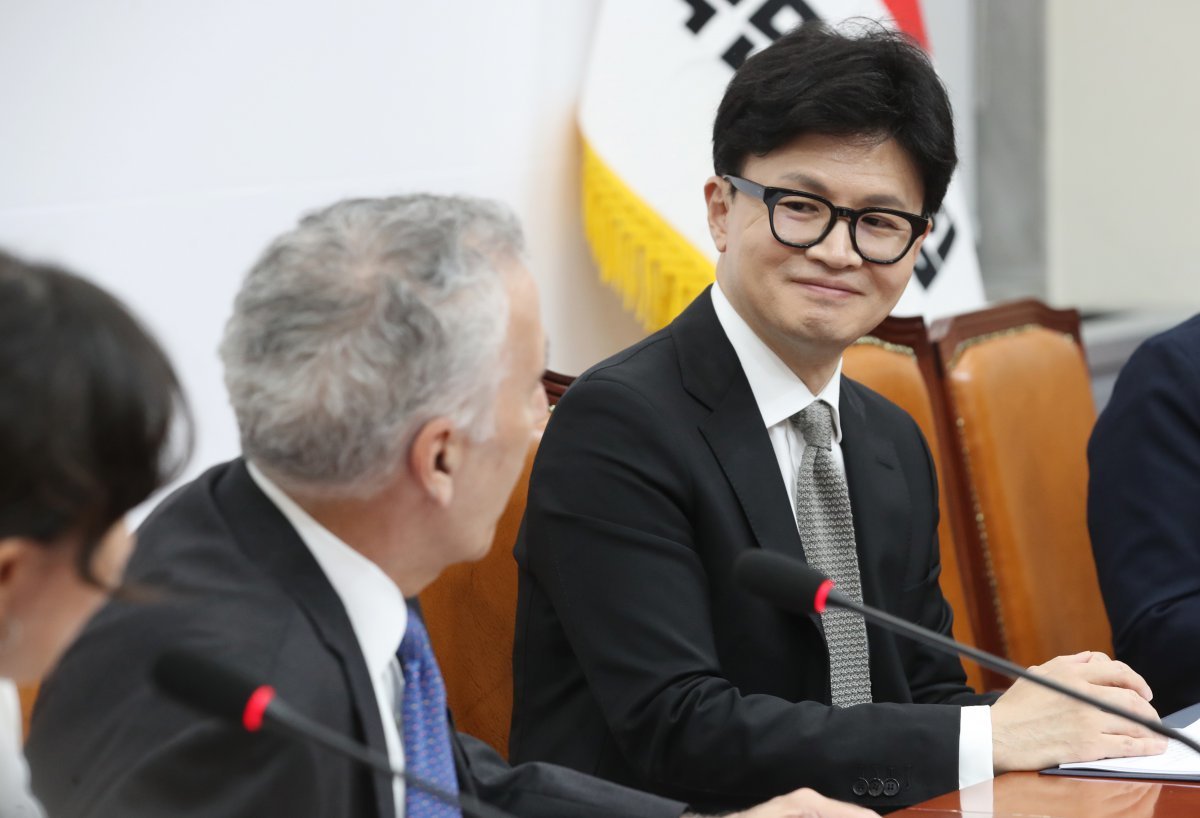 한동훈 국민의힘 대표가 20일 오후 서울 여의도 국회를 찾은 필립 골드버그 주한 미국대사를 만나 인사말을 듣고 있다. 2024.9.20/뉴스1 ⓒ News1