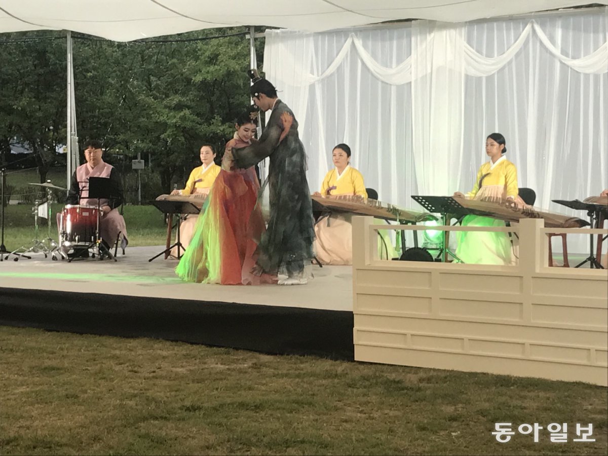 On the 20th, during the 'Gaya envoys, let's go!' event, the Choi Seon-hee Gaya Dance Troupe and the Gimhae City Gayageum Ensemble are performing at a banquet hosted by the last queen of Gaya. Reporter Min Dong-yong from Gimhae mindy@donga.com