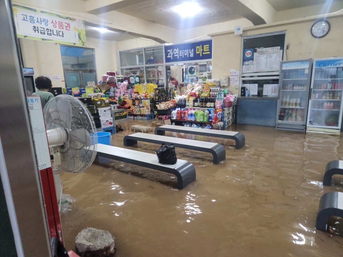 집중호우가 이어진 21일 오후 3시 15분쯤 전남 고흥군 과역면의 터미널 상업시설이 침수돼 있다.(전남소방본부 제공)2024.9.21