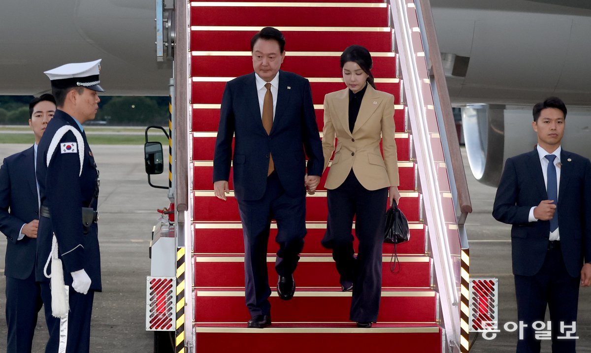 President Yoon Seok-yeol and his wife Kim Keon-hee are getting off their official plane, Air Force One, at Seoul Airport in Seongnam on the 22nd, upon their return from an official visit to the Czech Republic. Reporter Song Eun-seok silverstone@donga.com