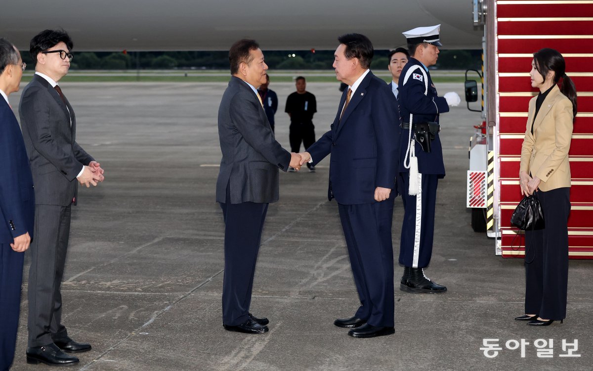 President Yoon Seok-yeol, who returned home after completing an official visit to the Czech Republic, shakes hands with Minister of Public Administration and Security Lee Sang-min, who greeted him at Seoul Airport in Seongnam on the 22nd, and talks. Reporter Song Eun-seok silverstone@donga.com