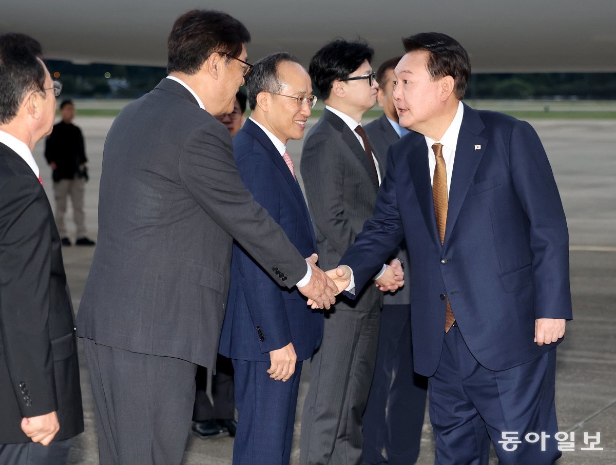 윤석열 대통령과 부인 김건희 여사가 22일 성남 서울공항에서 체코 공식 방문을 마치고 귀국하며 정진석 비서실장과 악수를 하고 있다. 송은석 기자 silverstone@donga.com