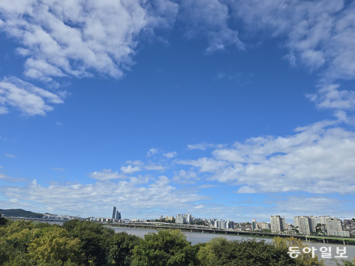 급격히 온도가 내려간 22일 오전 서울 하늘이 완연한 가을 날씨를 보이고 있다. 변영욱 기자 cut@donga.com