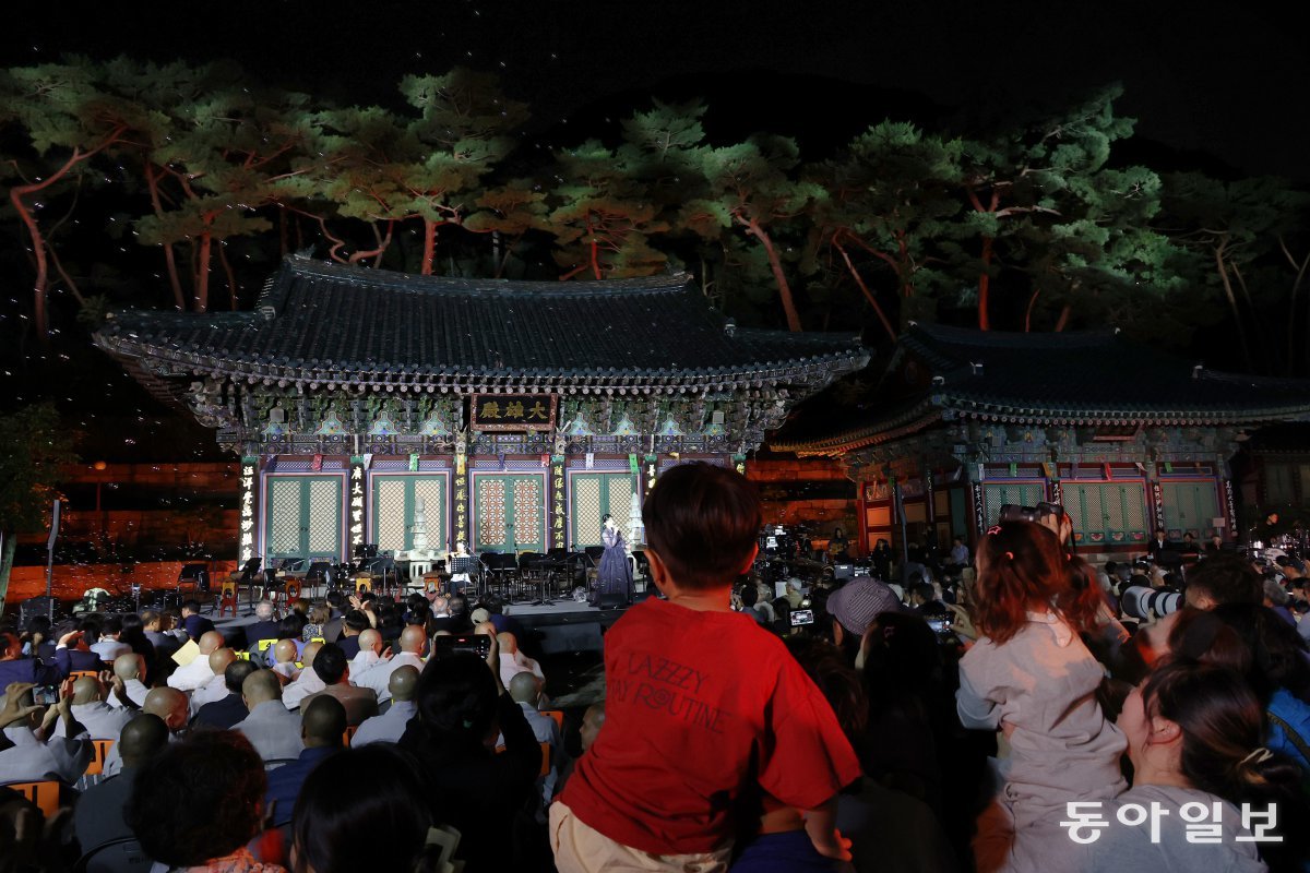 21일 서울 은평구 진관사에서 열린 달오름 음악회 ‘진관미학’에서 어린이들이 부모의 품에 안겨 공연을 관람하고 있다.