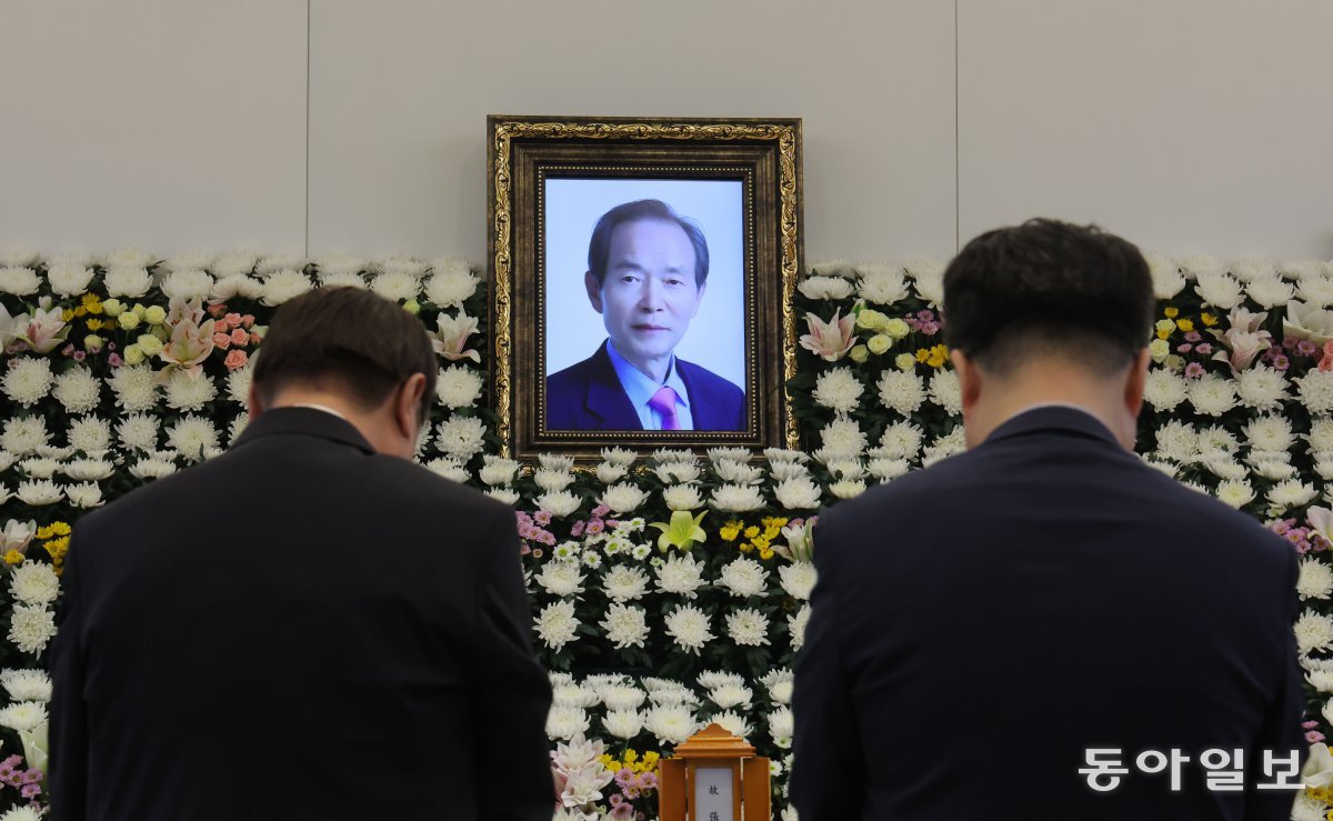 22일 오후 서울 종로구 연건동 서울대학교병원 장례식장에 마련된 고 장기표 신문명정책연구원 원장 빈소를 찾은 조문객이 고인을 추모하고 있다. 박형기 기자 oneshot@donga.com