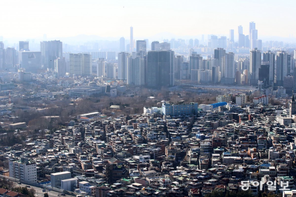 서울 중구 남산에서 바라본 서울 시내 주택의 모습. 전영한 기자 scoopjyh@donga.com