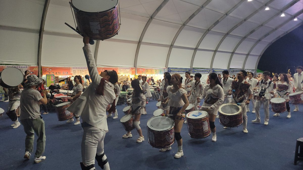 ‘제10회 전국 다문화가족 모국춤 페스티벌’이 21일 전남 영광군 상사화축제장에서 펼쳐졌다. 전남도 제공