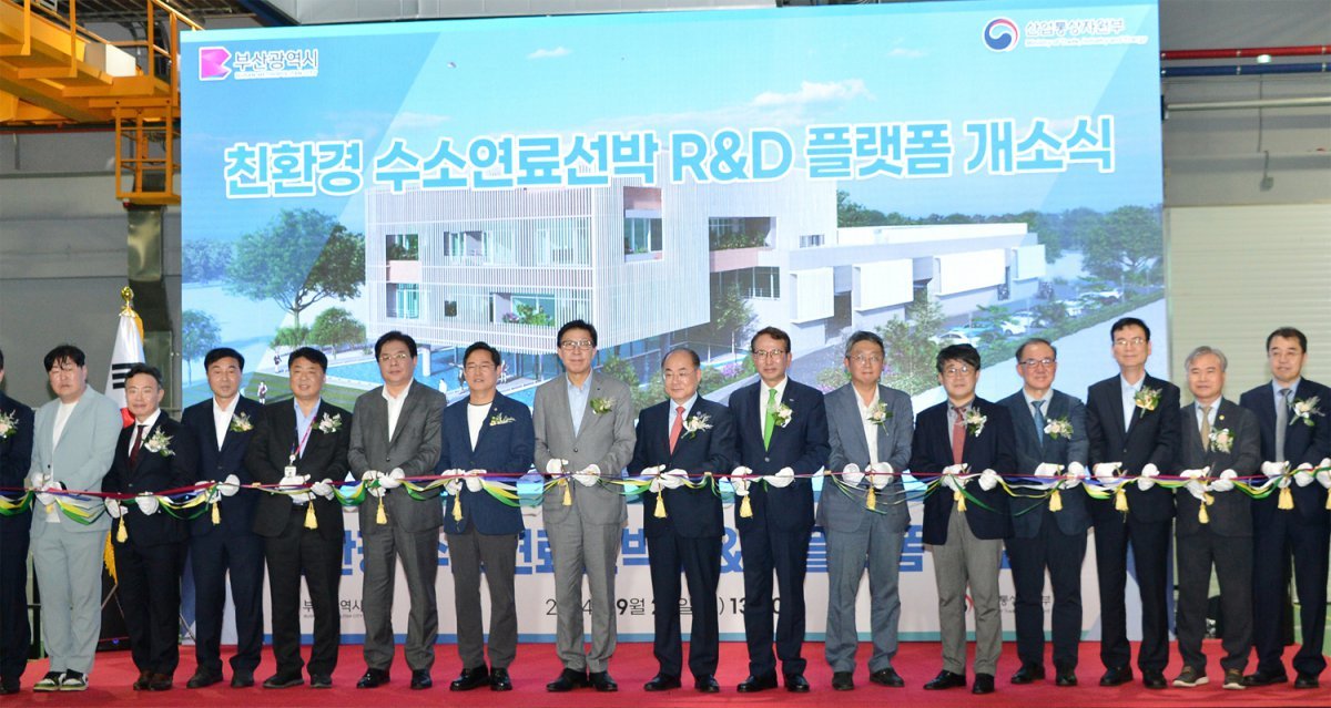 20일 부산 남구 부산항 우암부두에서 ‘친환경 수소연료선박 기술센터(R&D 플랫폼)’ 개소식이 열리고 있다. 부산시 제공