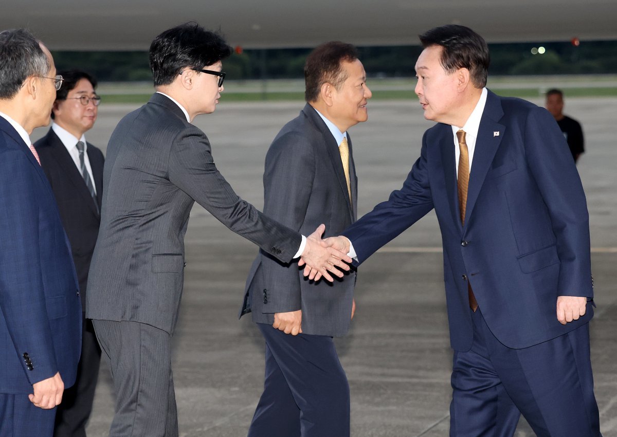 윤석열 대통령이 22일 성남 서울공항에서 체코 공식 방문을 마치고 귀국하며 마중 나온 국민의힘 한동훈 대표와 악수하고 있다. 2024.9.22. 대통령실사진기자단