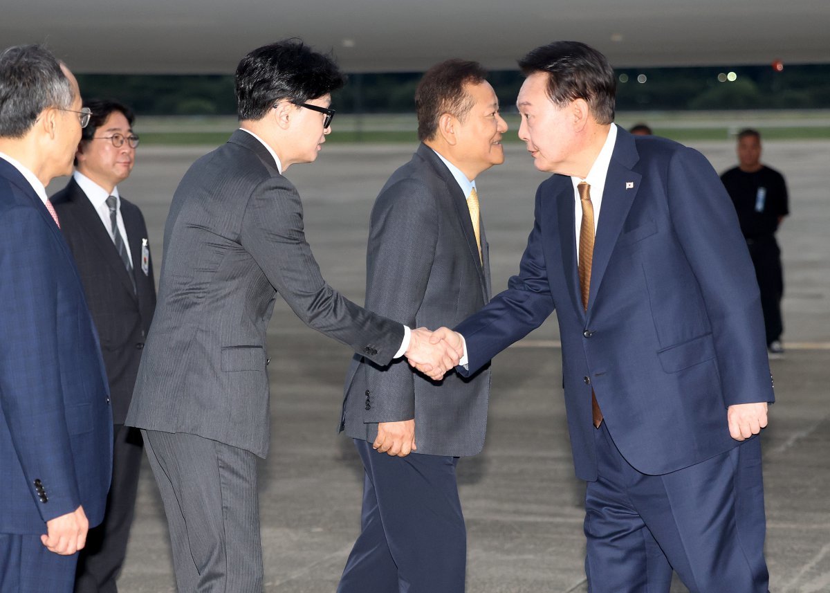 윤석열 대통령이 22일 성남 서울공항에서 체코 공식 방문을 마치고 귀국하며 마중 나온 국민의힘 한동훈 대표와 악수하고 있다. 2024.9.22. 대통령실사진기자단