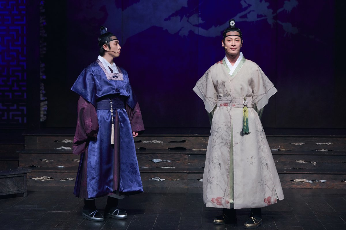 In the musical 'Gyeongjong Sujeong Silrok', King Gyeongjong (actor Park Gyu-won, right) goes into hiding outside the palace with Prince Yeoning (actor Park Jun-hwi). Courtesy of New Productions