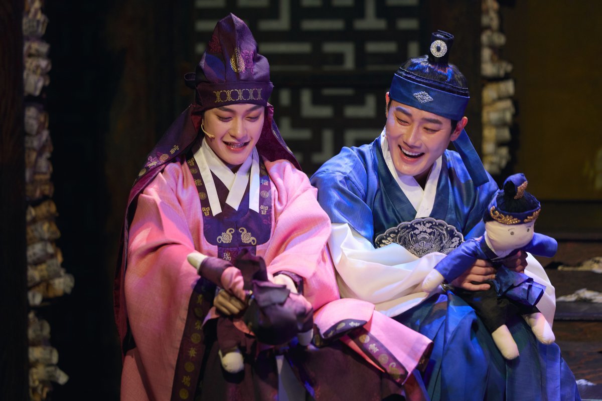 In the musical 'Kyungjong Sujeong Silrok', King Gyeongjong (actor Yoo Seung-hyun, right) and Prince Yeoning (actor Hong Ki-beom) are having a good time playing with dolls as children. Courtesy of New Production