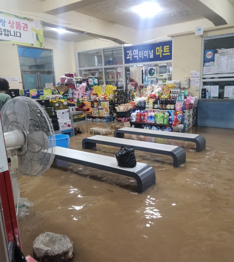 물에 잠긴 터미널 마트 이날 오후 3시 15분경 전남 고흥군 과역면의 한 터미널 상업시설이 빗물에 잠긴 모습. 전남소방본부 제공