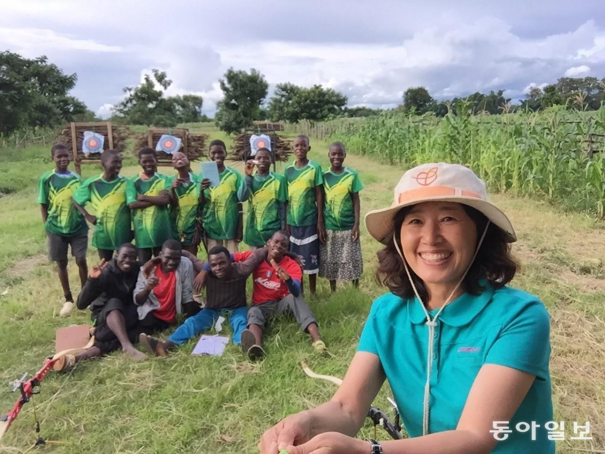 A photo taken by Coach Park Young-sook with players she coached while coaching Malawi. Courtesy of Coach Park Young-sook