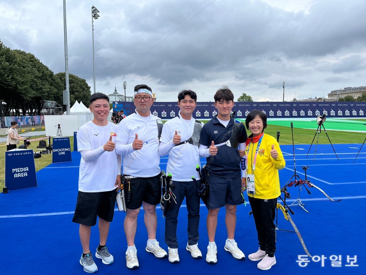 Coach Park Young-sook takes a commemorative photo with the Korean national team players at the Paris Olympics. From left, Ramdowji (Bhutan), Kim Woo-jin, Lee Woo-seok, Kim Je-deok, and Coach Park Young-sook. Courtesy of Coach Park Young-sook