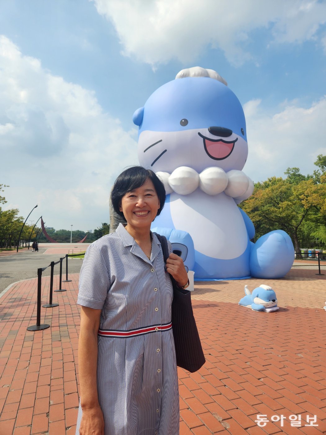 Director Park Young-sook, who visited Korea for the first time, poses at Seoul Olympic Park. Reporter Lee Heon-jae