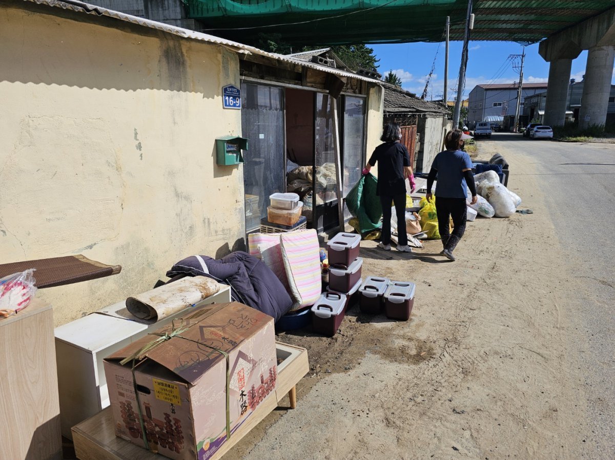 23일 오전 김해시 이동의 한 주택이 침수돼 봉사단체 회원들이 생활 집기 등을 밖으로 옮기고 있다. 2024.9.23 ⓒ 뉴스1