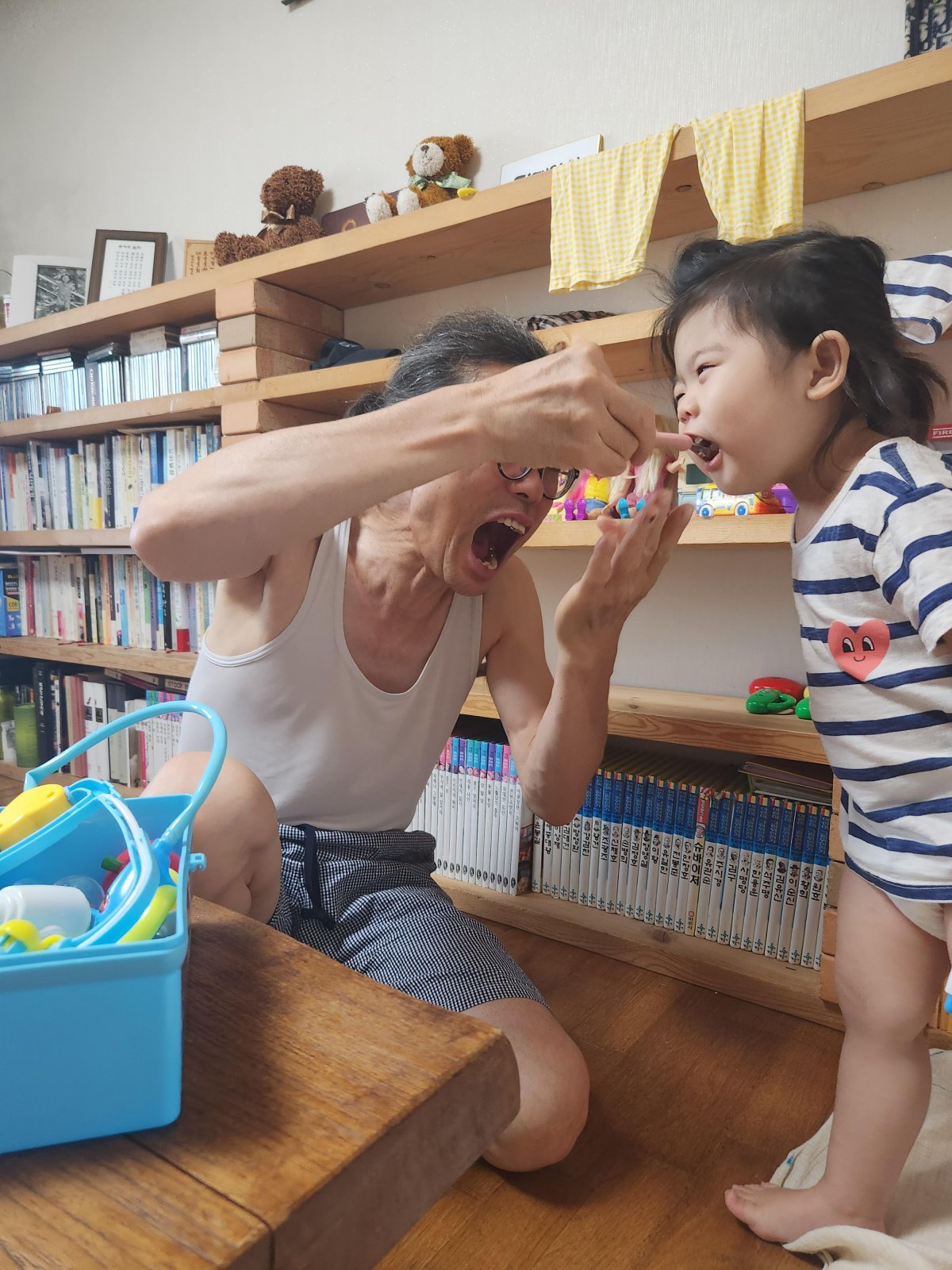 서울시가 이달 선정한 ‘서울형 아이 돌봄비’ 사업 시행 1주년 기념 공모전 수상작. 선현호 씨는 손녀 한연서 양에게 수박을 떠먹여 주고 있다. 서울시 제공