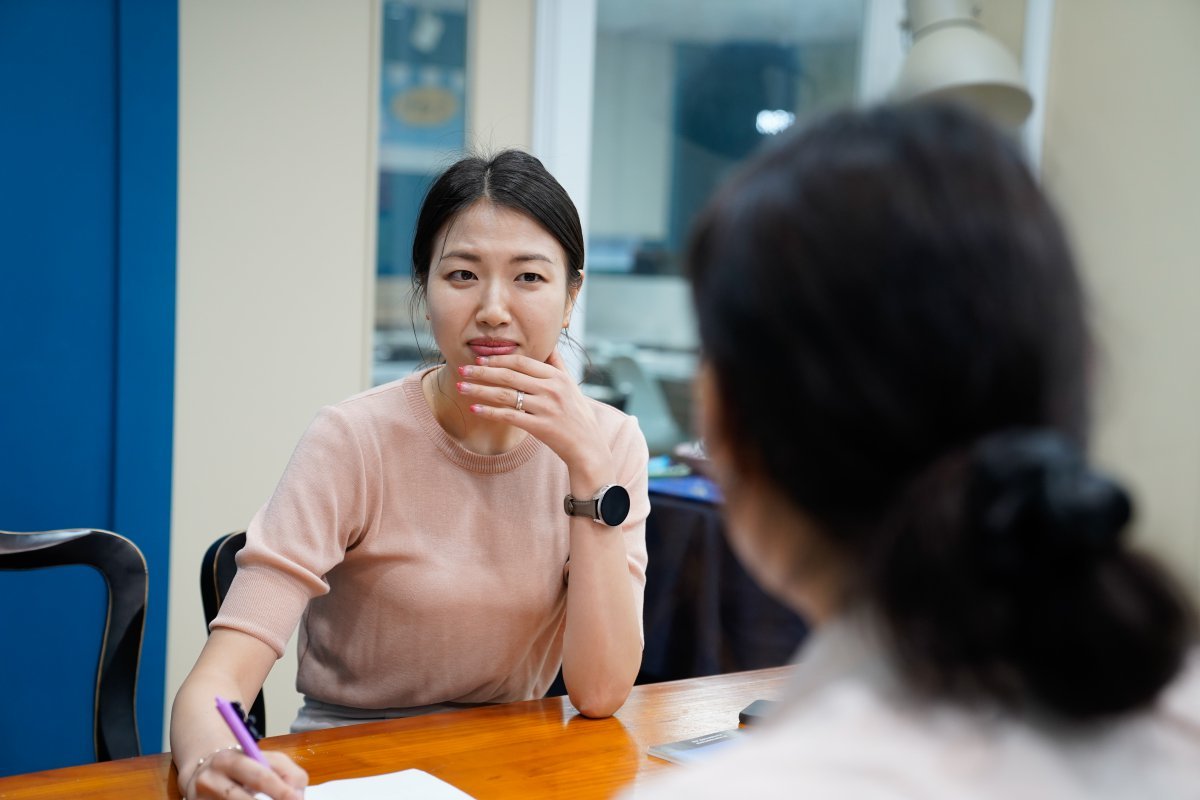 자립준비청년의 의견을 듣고 있는 굿피플 국내사업팀 한유미 대리. 굿피플 제공