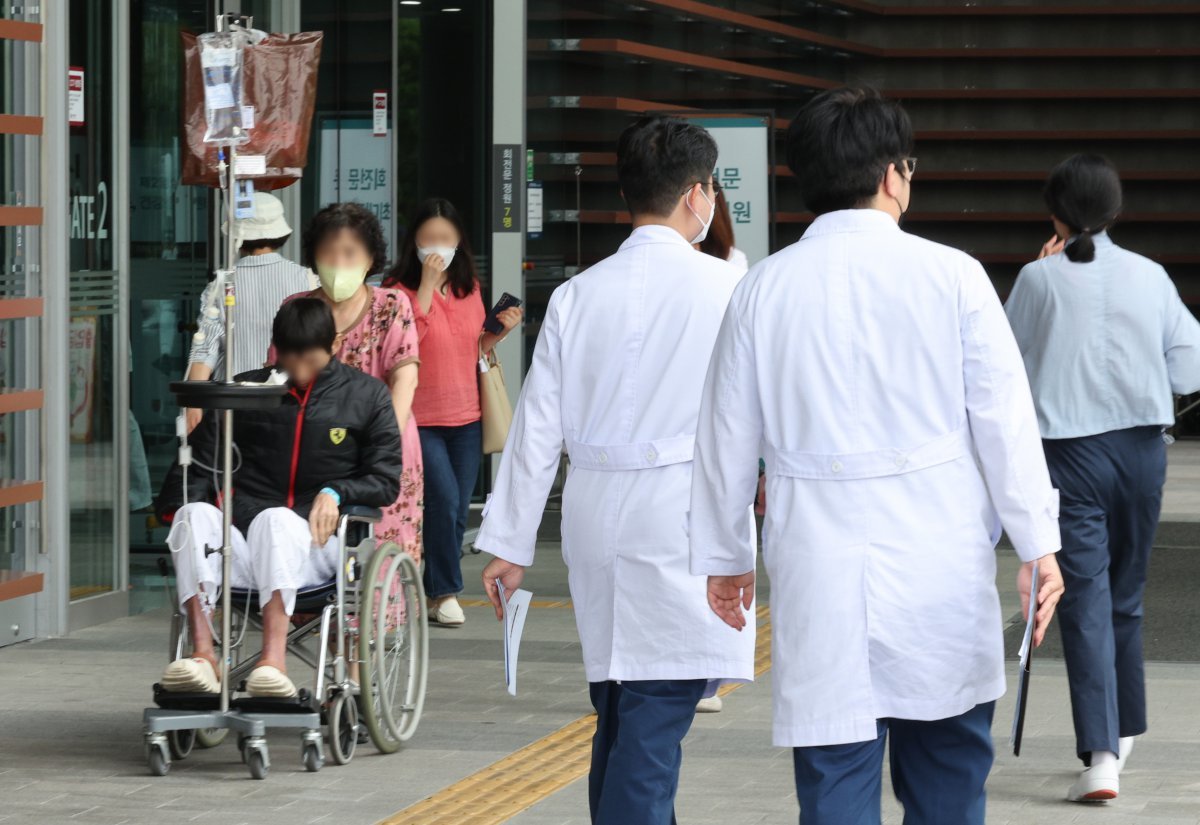 더불어민주당 서미화 의원은 “마약류 중독과 정신질환 등 결격사유가 있는 의료인에 대한 면허 취소 절차가 조속히 마련돼야 한다”라고 주장했다. 뉴스1