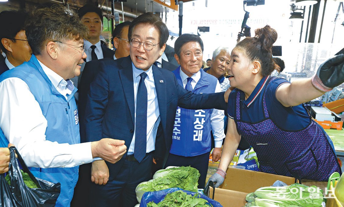 다음 달 16일 치러지는 전남 영광·곡성군수 재선거를 앞두고 23일 영광군을 찾은 더불어민주당 이재명 대표가 영광터미널시장에서 상인들을 만나 민주당 후보에 대한 지지를 당부하고 있다. 영광=박영철 기자 skyblue@donga.com