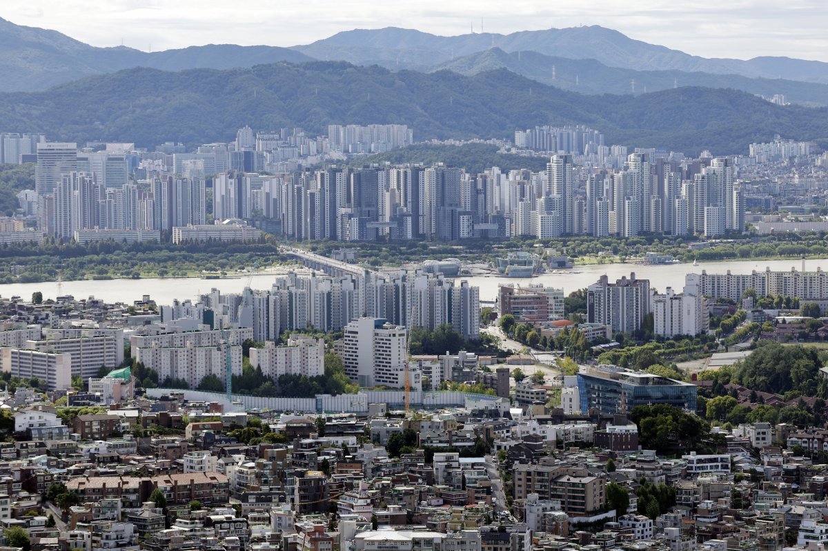 한국부동산원이 발표한 ‘주간 아파트 가격동향조사’에 따르면 서울 아파트 매매가격은 전주 대비 0.26% 상승하며 23주 연속 올랐다. 다만 상승 폭이 이달 중순부터 조금씩 축소되고 있다고 밝혔다.  사진은 22일 서울 남산공원에서 바라본 서울 시내 아파트 단지 모습. 2024.09.22. [서울=뉴시스]