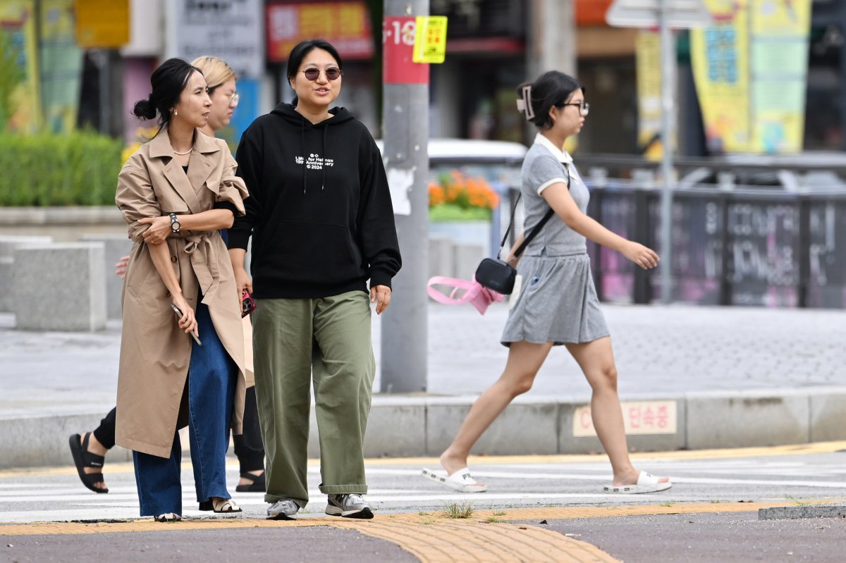 광주지역 일교차가 10도 이상으로 예보된 23일 오전 광주 북구청 사거리에서 시민들이 긴팔과 반팔 옷을 입은 채 길을 걷고 있다2024.09.23.[광주=뉴시스]