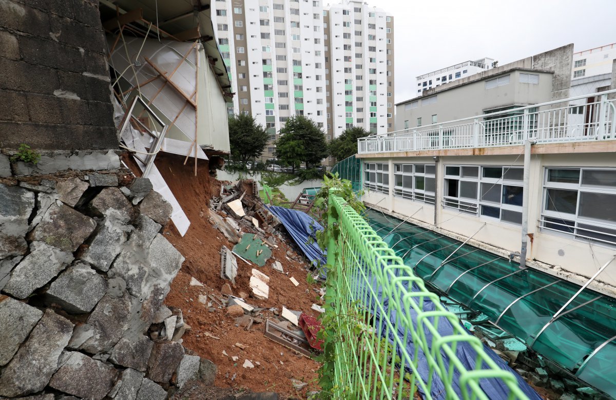 2023년 태풍 ‘카눈’이 지나간 10일 오후 부산 금정구 금정중학교 인근 공장의 옹벽이 태풍의 영향으로 무너지며 유출된 토사가 학교로 쏟아져 교실 등이 파손돼 있다. 2023.8.10.뉴스1