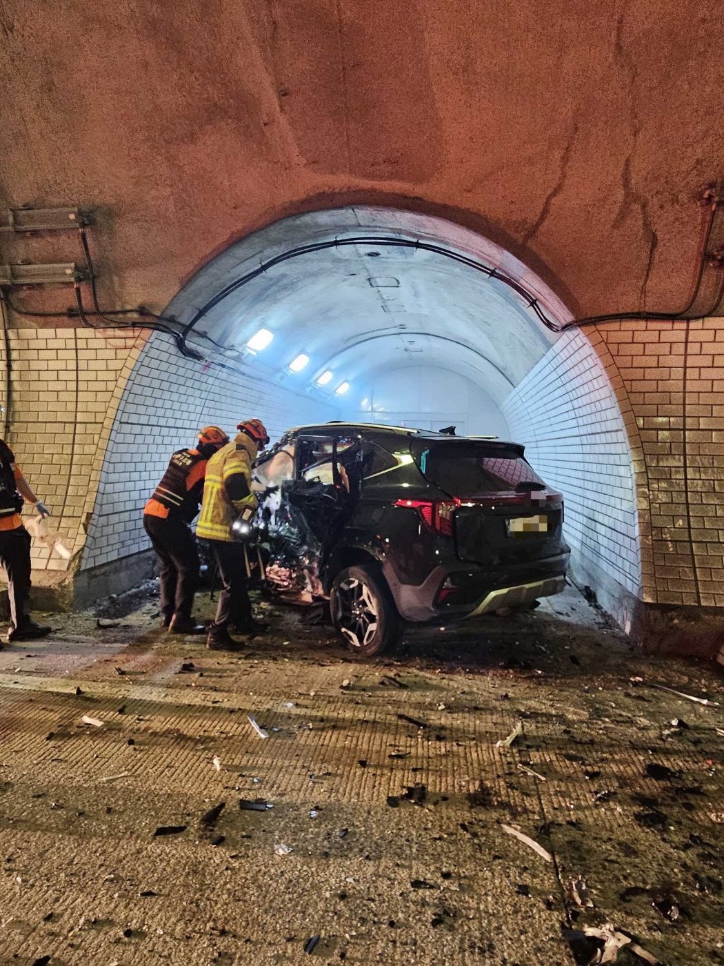 The scene of the reverse-driving collision accident that occurred at Yeongwol 2 Tunnel on National Road No. 38 in Yeongwol-gun, Gangwon-do at around 1:27 am on the 16th. Provided by Gangwon-do Fire Department