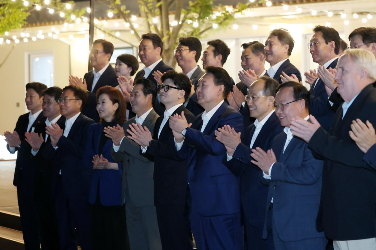 윤석열 대통령이 24일 오후 서울 용산 대통령실에서 국민의힘 지도부와 만찬을 마친 후 기념 촬영을 갖고 있다. 2024.9.24. 대통령실 제공