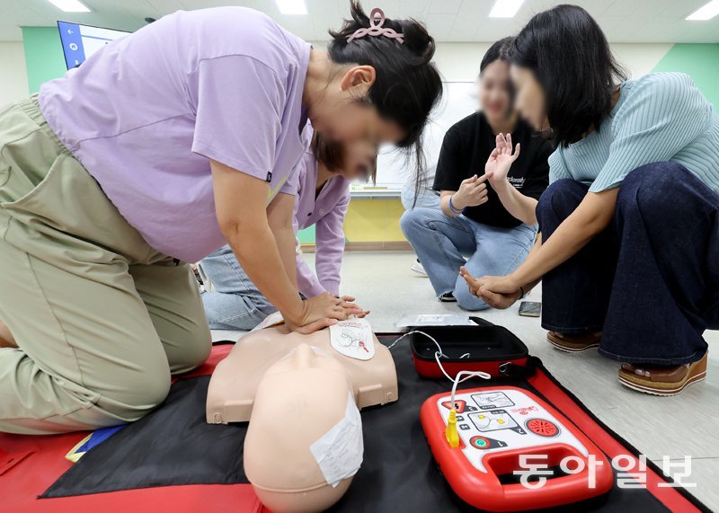 24일 경기 고양시 덕양구 지축초등학교에서 학부모들이 자동심장충격기(AED) 사용법을 배우고 있다. 고양=전영한 기자 scoopjyh@donga.com