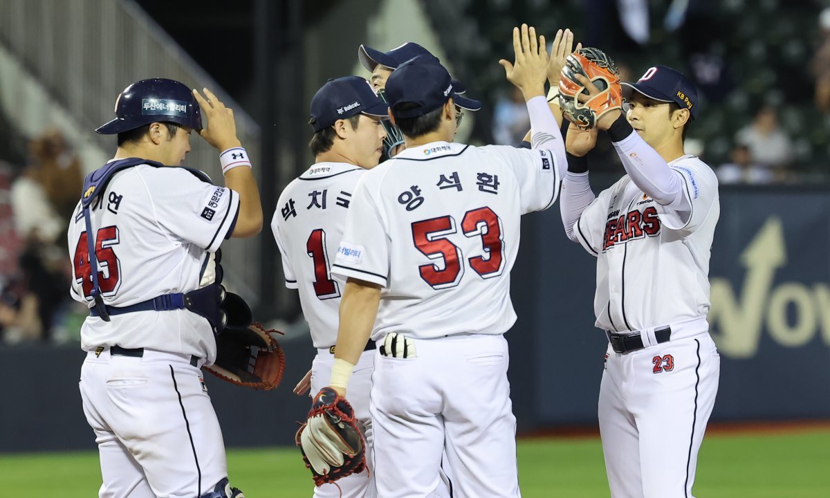 On the afternoon of the 24th, at the '2024 Shinhan SOL Bank KBO League' professional baseball game between NC Dinos and Doosan Bears held at Jamsil Baseball Stadium in Songpa-gu, Seoul, Doosan Bears players are sharing their joy after winning 10 to 5. 2024.9.24. News 1