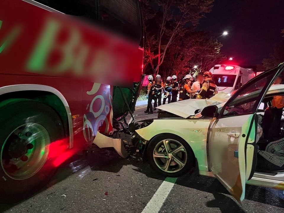 지난달 22일 서울 마포구 난지천 공원 인근 도로에서 교통사고가 발생해 택시에 타고 있던 승객 1명이 숨지는 사고가 발생했다. 마포소방서 제공