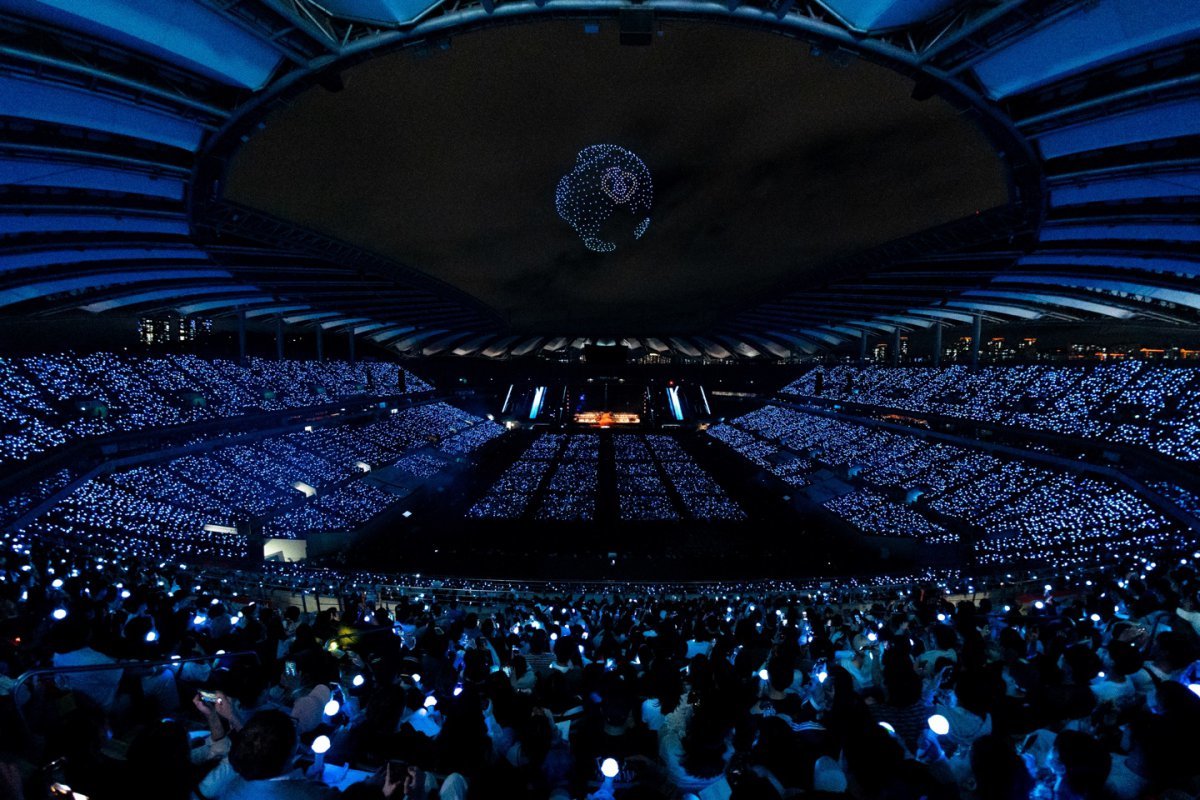 아이유(IU)가 22일 오후 서울월드컵경기장에서 ‘2024 아이유 HEREH 월드투어 콘서트 앙코르 : 더 위닝’ 마지막 회차에서 노래하고 있다. 이날은 그녀의 100번째 콘서트이기도 했다. 상암벌 밤하늘엔 1000대의 드론이 ‘7시를 가리키는 시계’, ‘바다 위에 떠 있는 해’ 등 다양한 풍경을 그려냈다. (사진 = 이담 엔터테인먼트 제공) 2024.09.23.[서울=뉴시스]