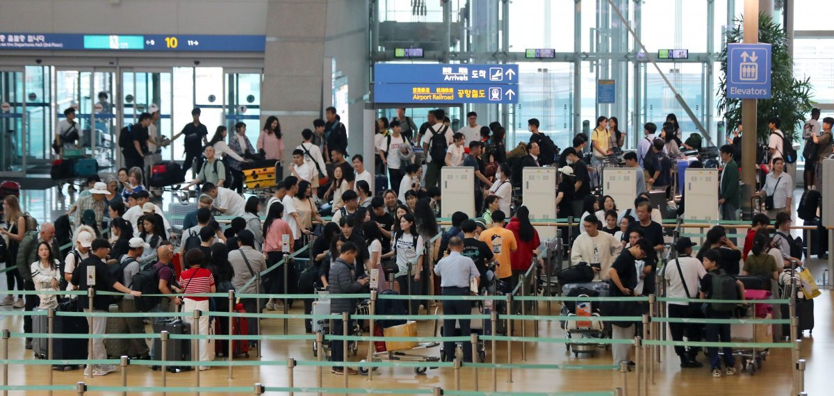 추석 연휴를 하루 앞둔 13일 인천국제공항 제 1여객터미널이 이용객들로 붐비고 있다. 인천공항공사에 따르면 올해 추석연휴기간(9월13~18일) 120만4000여명이 해외를 다녀올 것으로 전망했다. 이기간 일평균 이용객은 20만1000명이다. 2024.09.13. 뉴시스