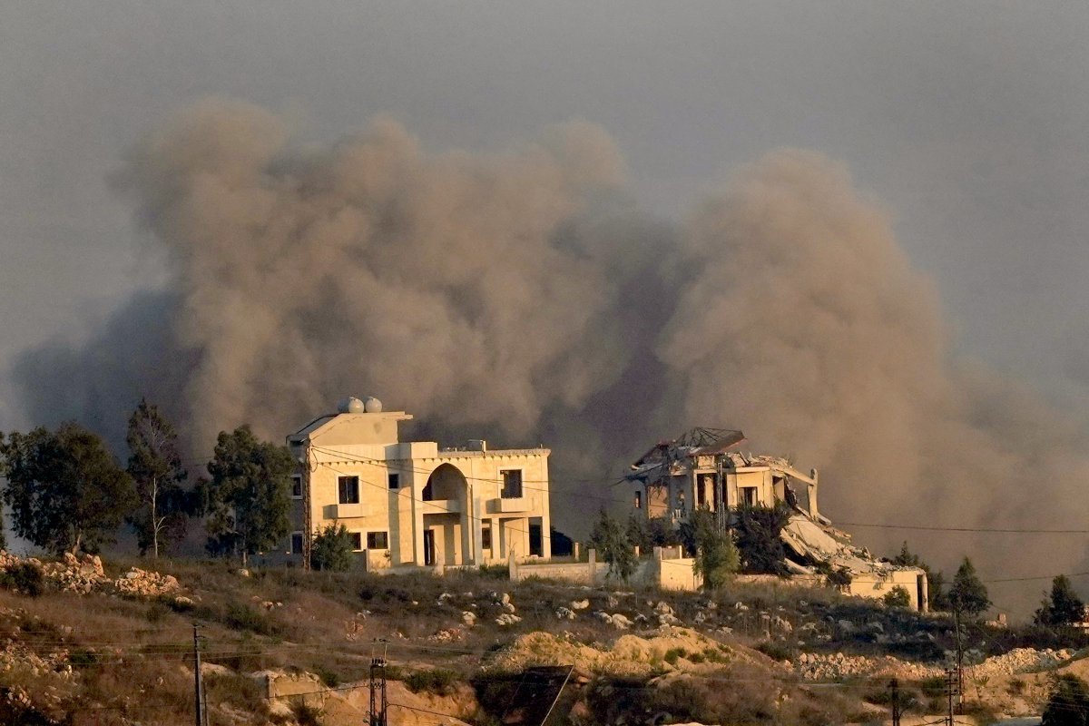 [키암=AP/뉴시스]  Smoke rises after an Israeli airstrike on the southern Lebanese town of Qiam on the 24th (local time). Israeli Prime Minister Benjamin Netanyahu visited a military intelligence base that day and said, “Our war opponent is not the Lebanese people, but Hezbollah,” and announced that attacks on Hezbollah will continue. 2024.9.25.