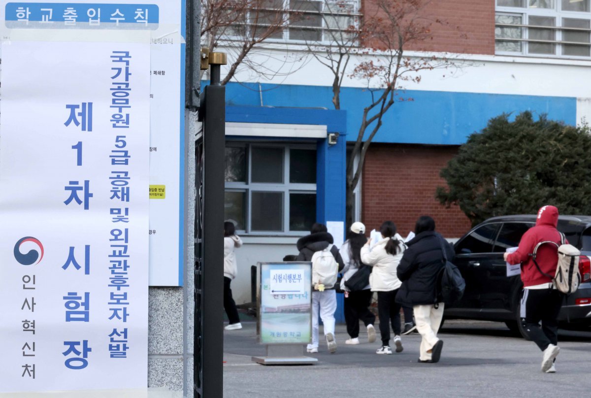 2일 서울의 한 학교에 설치된 시험장에서 수험생들이 국가공무원 5급 공채 및 외교관 후보자 선발 제1차 시험을 치르기 위해 입실하고 있다. (사진=인사혁신처 제공) 2024.03.02. 뉴시스