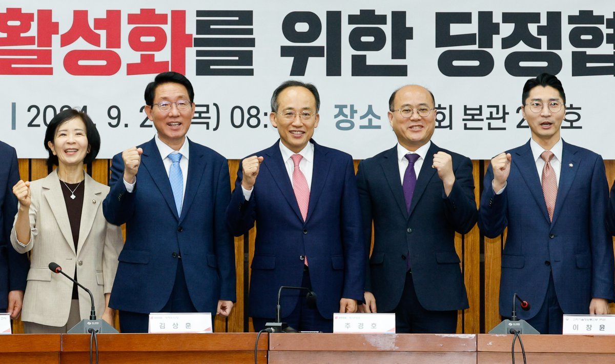 추경호 국민의힘 원내대표와 이창윤 과학기술정보통신부 1차관이 26일 오전 서울 여의도 국회에서 열린 이공계 활성화를 위한 당정협의회에서 기념 촬영하고 있다. 왼쪽부터 최수진 의원, 김상훈 정책위의장, 추 원내대표, 이 차관, 박준태 의원. 2024.9.26/뉴스1