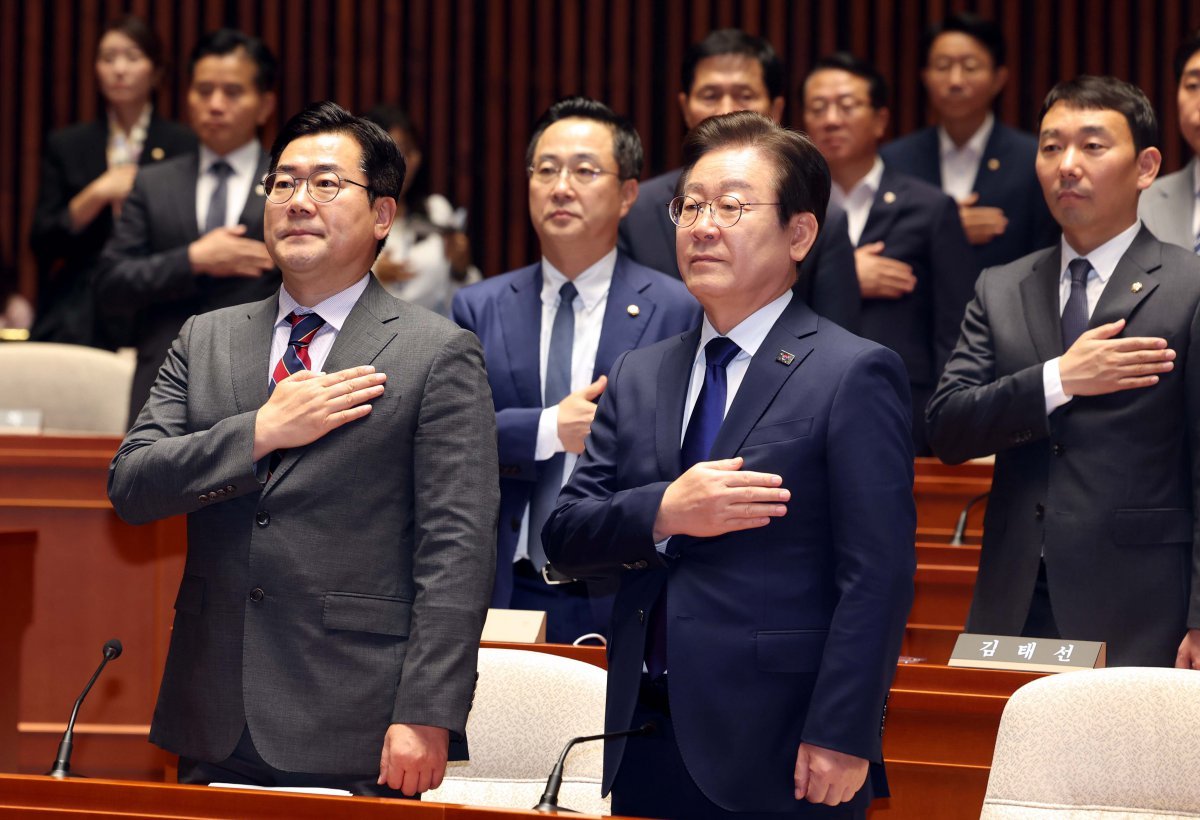 이재명 더불어민주당 대표와 박찬대 원내대표가 26일 오후 서울 여의도 국회에서 열린 의원총회에서 국민의례를 하고 있다. 2024.09.26. 서울=뉴시스