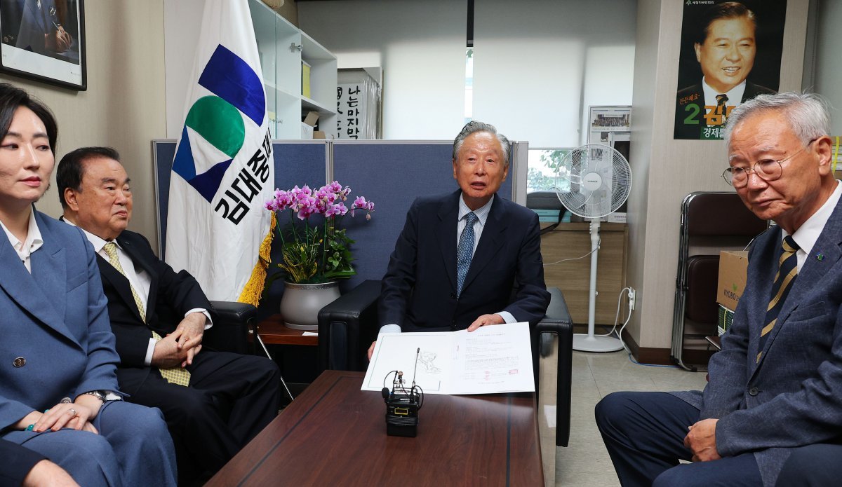 권노갑 김대중재단 이사장이 26일 오후 서울 여의도 김대중재단에서 김대중 전 대통령 사저 재매입 협약식을 마친 뒤 소감을 밝히고 있다. (공동취재) 2024.09.26. [서울=뉴시스]