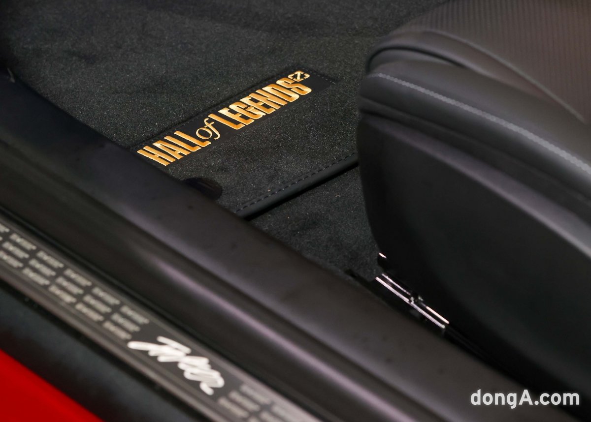 Mercedes-AMG SL63 4Matic+ interior floor mat received by Faker Lee Sang-hyeok as a gift from Mercedes-Benz. The Mercedes-Benz custom production program was applied, adding the League of Legends Hall of Legends emblem and Lee Sang-hyeok's signature.