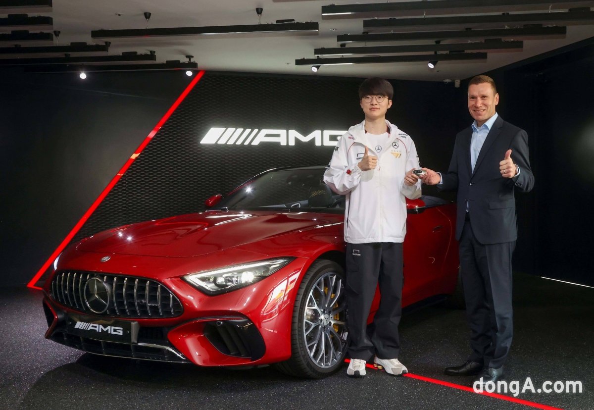 벤츠가 리그오브레전드 초대 전설의 전당에 헌액된 페이커 이상혁 선수에게 메르세데스-AMG SL63 4매틱+를 전달했다. 마티아스 바이틀 메르세데스벤츠코리아 대표와 페이커 이상혁 선수가 기념사진을 촬영하고 있다.