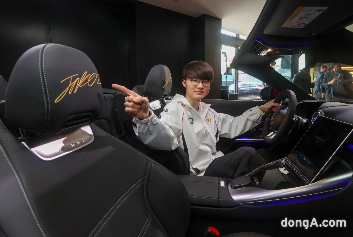 Faker Lee Sang-hyeok is riding the Mercedes-AMG SL63 4Matic+ he received as a gift from Mercedes-Benz and pointing to the custom-made headrest with his signature design.