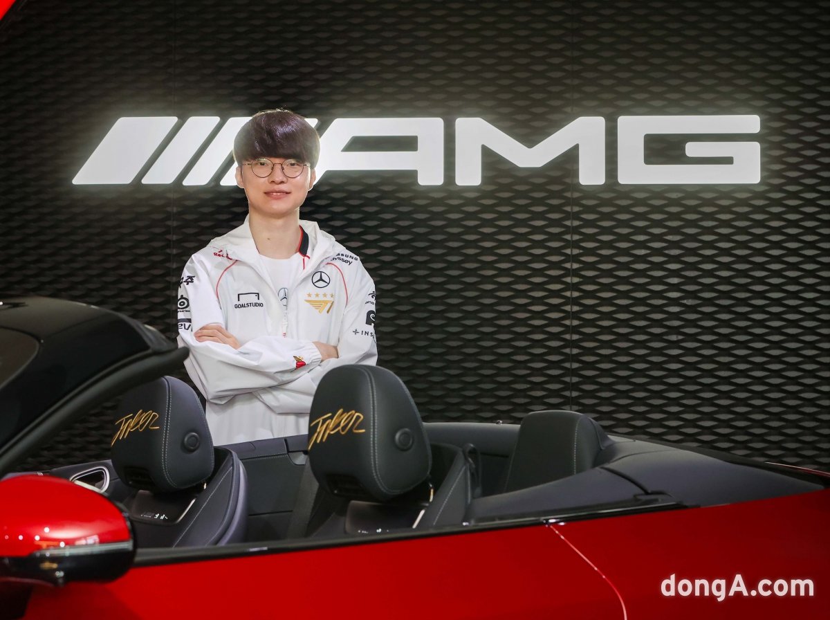 Faker Lee Sang-hyeok is taking a commemorative photo with the Mercedes-AMG SL63 4Matic+ he received as a gift from Mercedes-Benz.