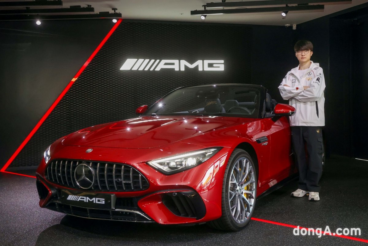 Faker Lee Sang-hyeok is taking a commemorative photo with the Mercedes-AMG SL63 4Matic+ he received as a gift from Mercedes-Benz.