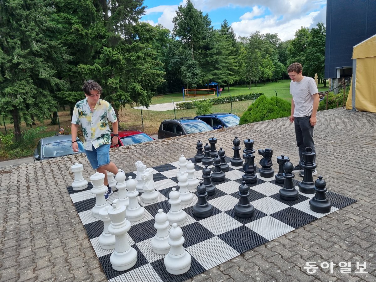 Establishing shot of Czech friends made during the tournament playing chess in an outdoor stadium. White is slightly ahead. Pardubice = Reporter Joo Hyun-woo woojoo@donga.com