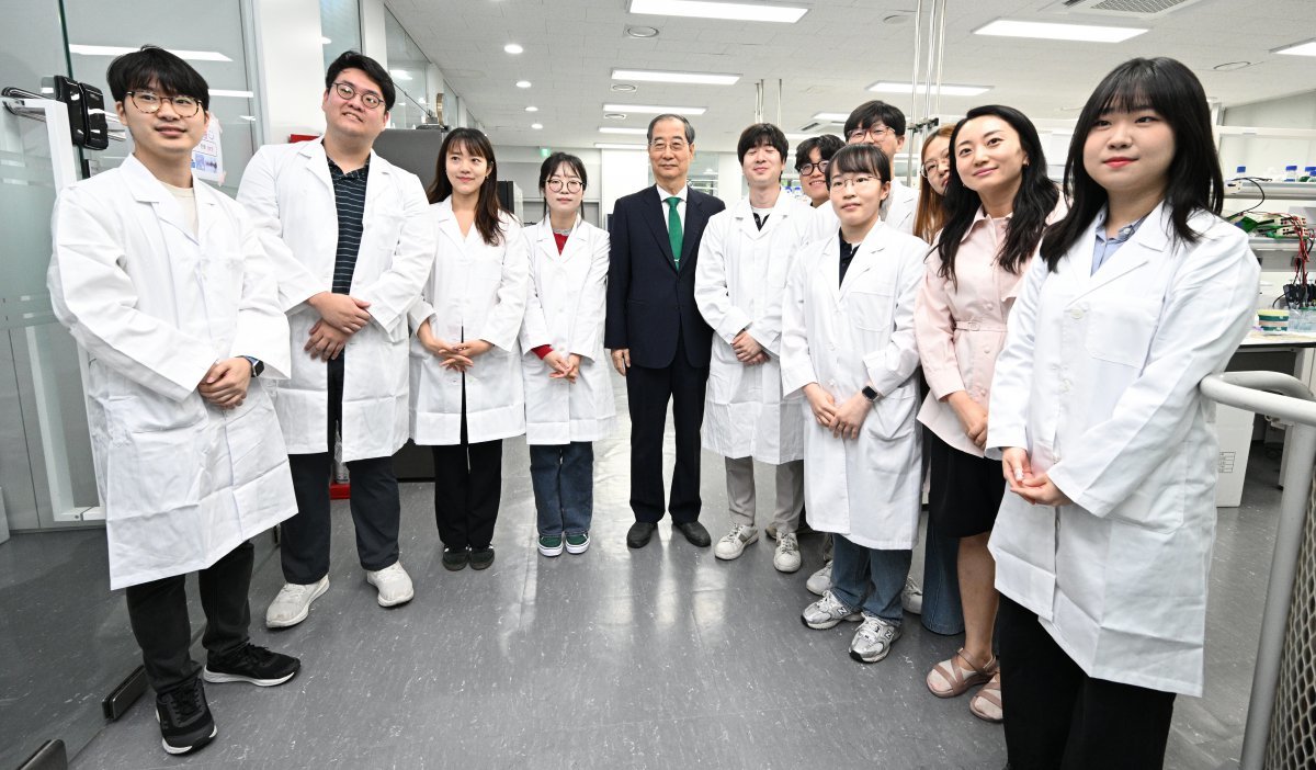 한덕수 국무총리가 27일 오전 서울 관악구 서울대학교 유전공학연구소를 방문해 연구자들과 기념촬영을 하고 있다. (공동취재) 2024.9.27/뉴스1