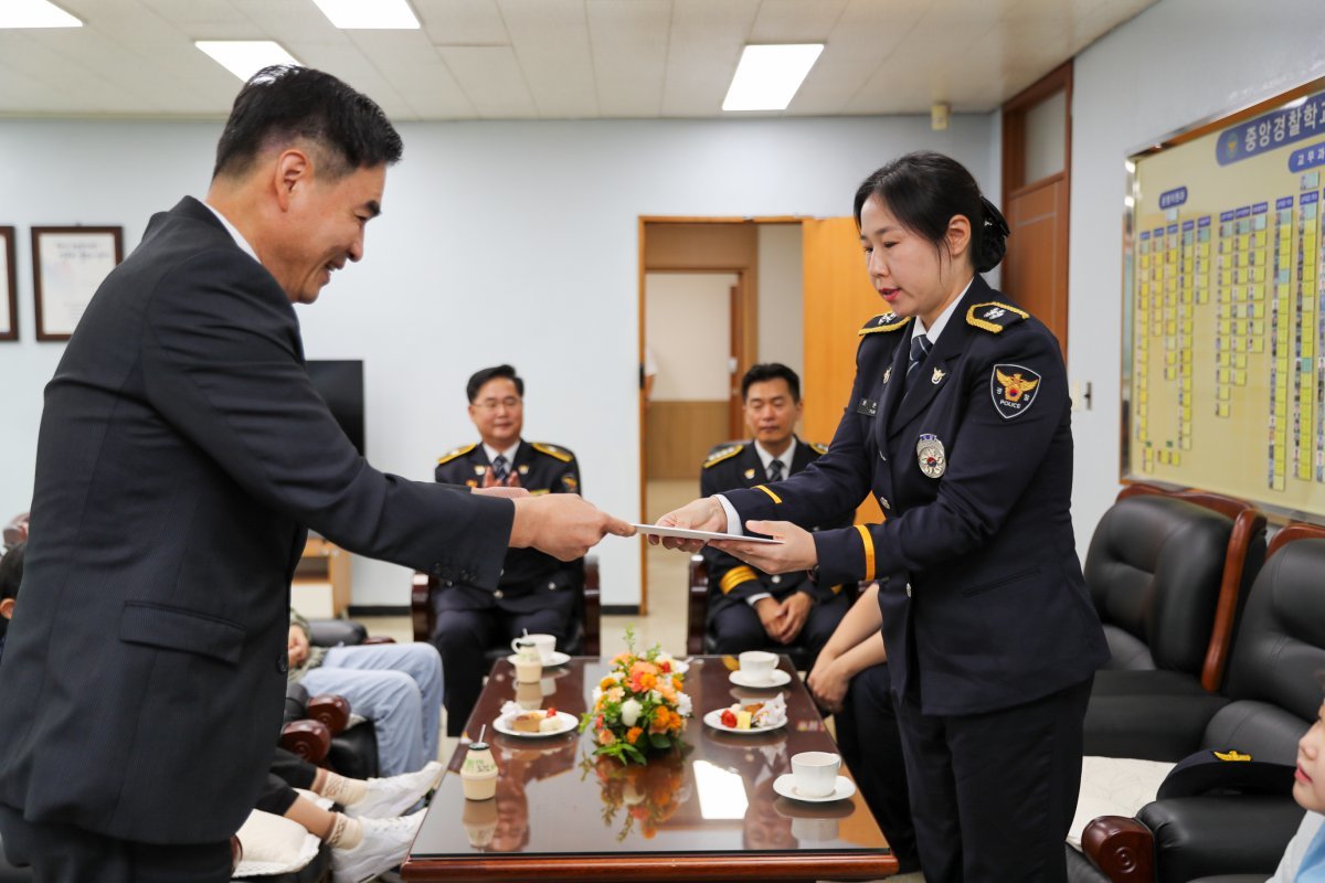 윤석열 대통령이 준비한 축하 서한과 선물을 충북 충주시 소재 중앙경찰학교에서 조상명 국정상황실장이 윤은정 순경에게 전달하고 있다. 대통령실 제공