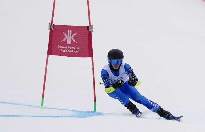 Ji-seok’s appearance as an alpine skier. Provided by Parastar Entertainment.