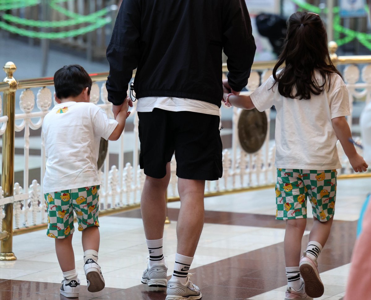 서울 송파구 롯데월드에서 아이들이 아빠와 함께 이동하고 있다. 2024.05.05. 뉴시스